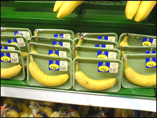 Bananen in Plastikverpackung