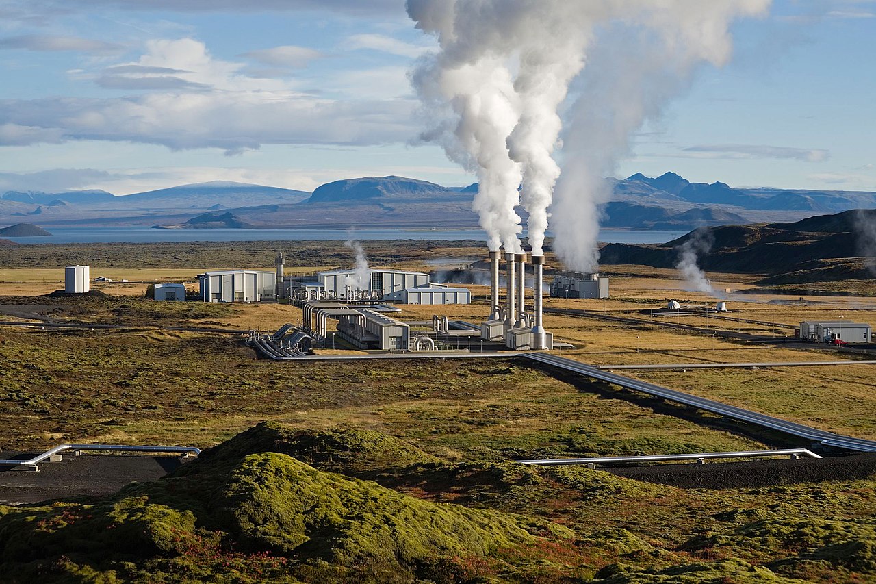 Das Nesjavellir-Geothermie-Kraftwerk in Þingvellir, Island. - Wikimedia, Gretar Ívarsson 