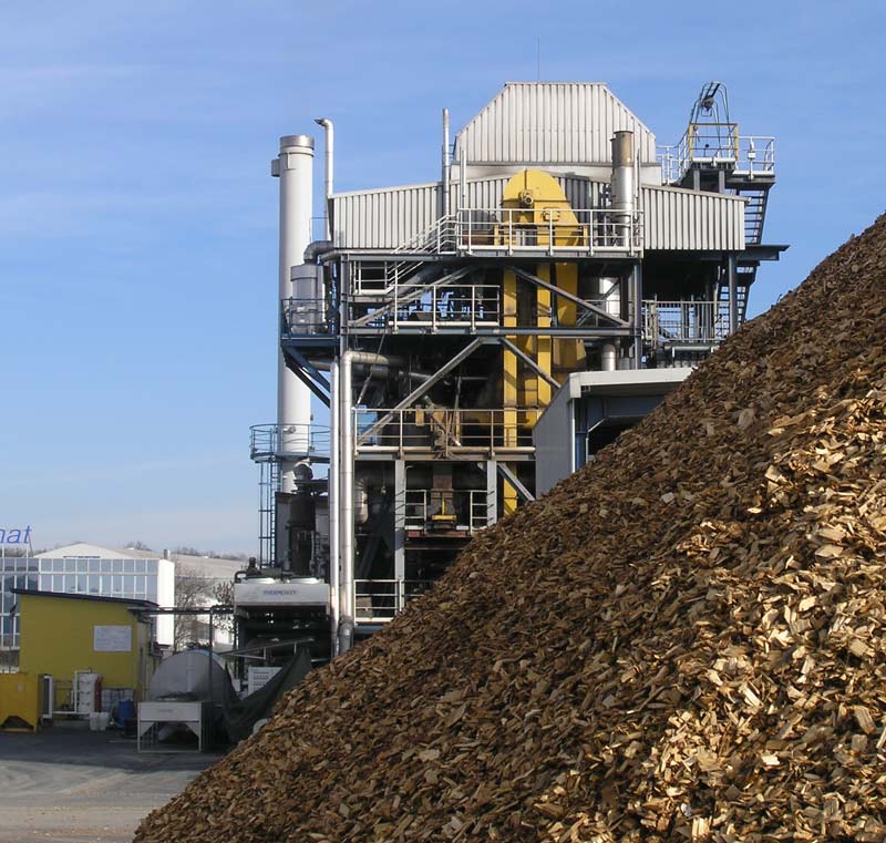 Auch Holzspäne sind Biomasse. Hier ist ein Biomasse-Kraftwerk in Güssing zu sehen - CC BY 2.5, Wikimedia Gerfriedc 