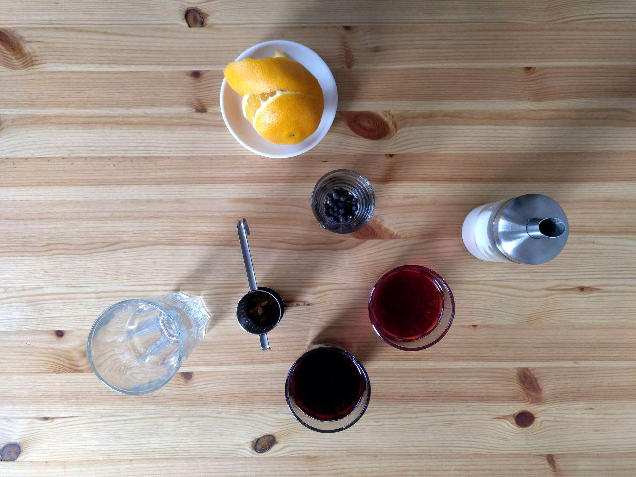 Die Zutaten im Überblick: Früchtetee, Cranberrysaft, Johannisbeersaft, Zucker, Orange und Wacholderbeeren. Die Zutaten im Überblick: Früchtetee, Cranberrysaft, Johannisbeersaft, Zucker, Orange und Wacholderbeeren.