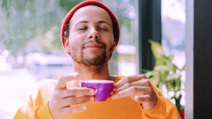 Entspannter Mann mit Kaffeetasse hat gute Vorsätze für das neue Jahr