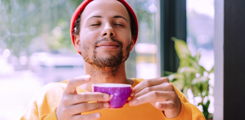 Entspannter Mann mit Kaffeetasse hat gute Vorsätze für das neue Jahr