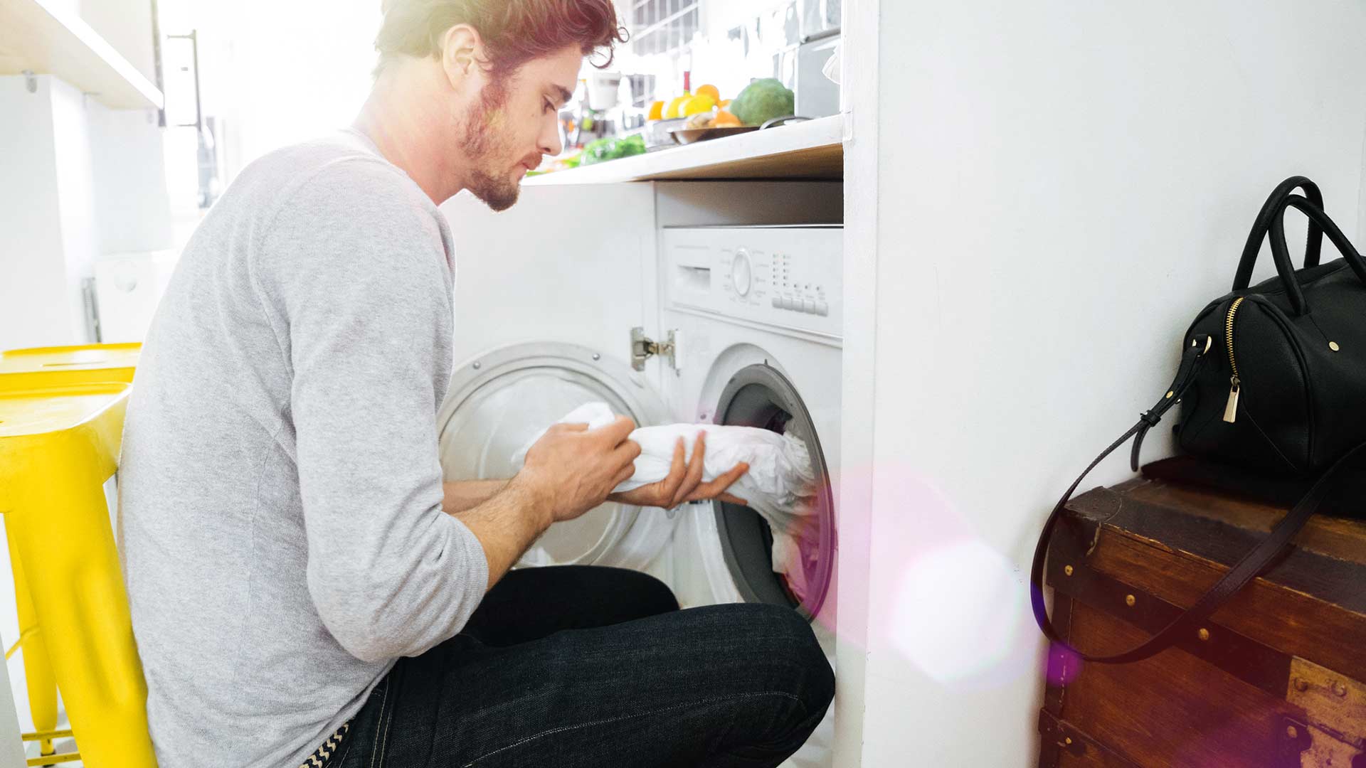 Energiespartipps: Mann wäscht seine Wäsche mit der Waschmaschine