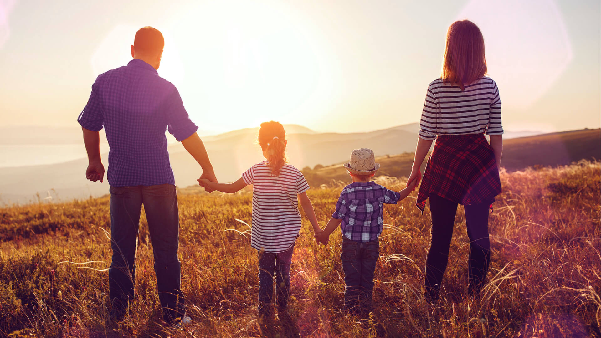 Finanzielle Zukunftsplanung und Altersvorsorge: Eine junge Familie schaut der Zukunft entgegen