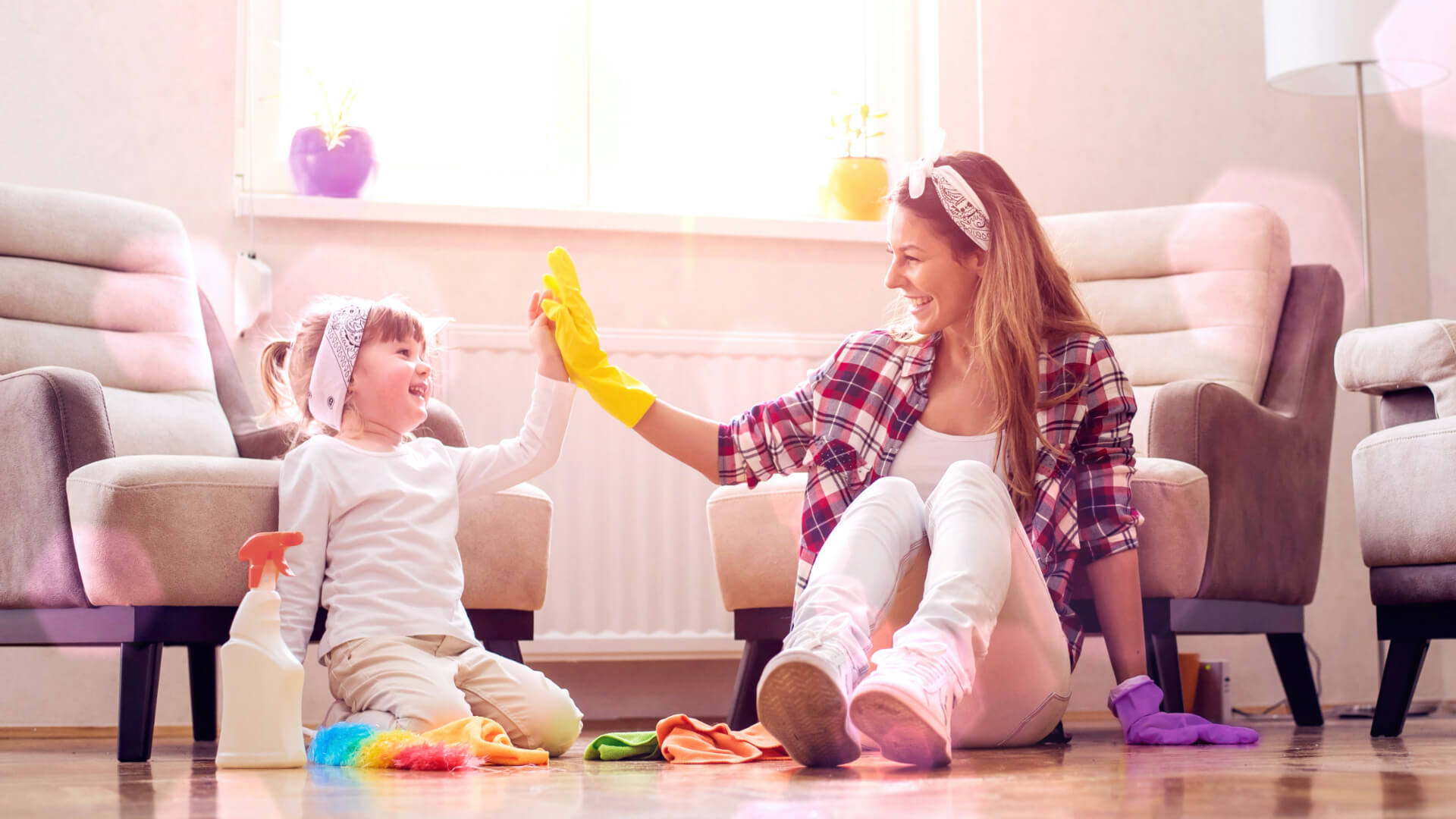 Bio Putzmittel: Mutter und Kind beim Frühjahrsputz