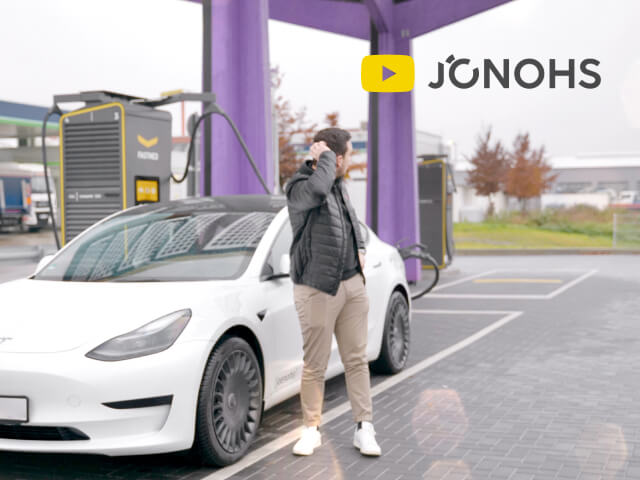 E-Auto-Tester Jonas beim Laden seines Elektroautos an einer Schnellladesäule