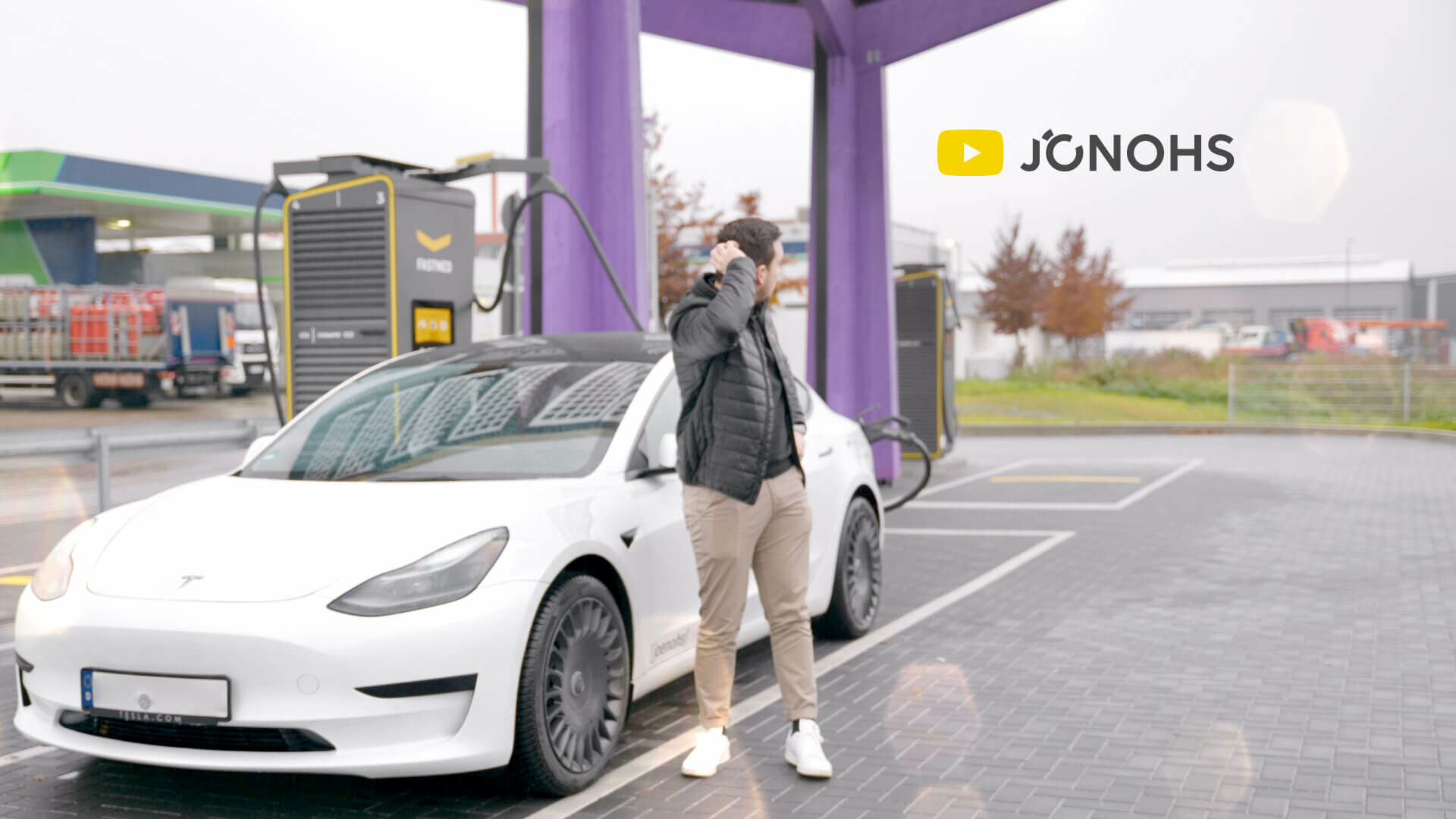 E-Auto-Tester Jonas beim Laden seines Elektroautos an einer Schnellladesäule
