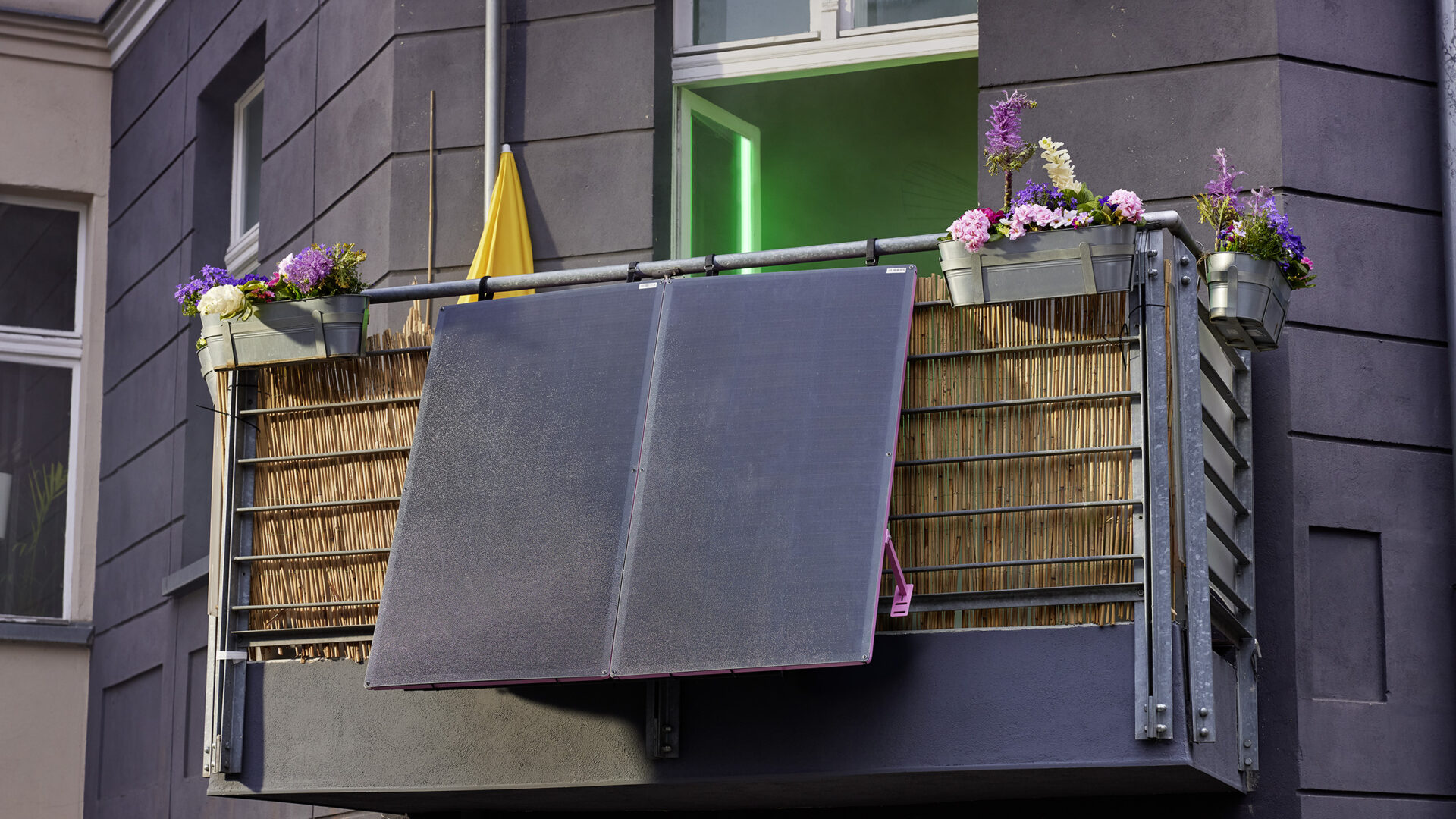 zh energy Presskit Balkon 01 - Balkonkraftwerke: Deine Stromzählerbremse auf Balkonien